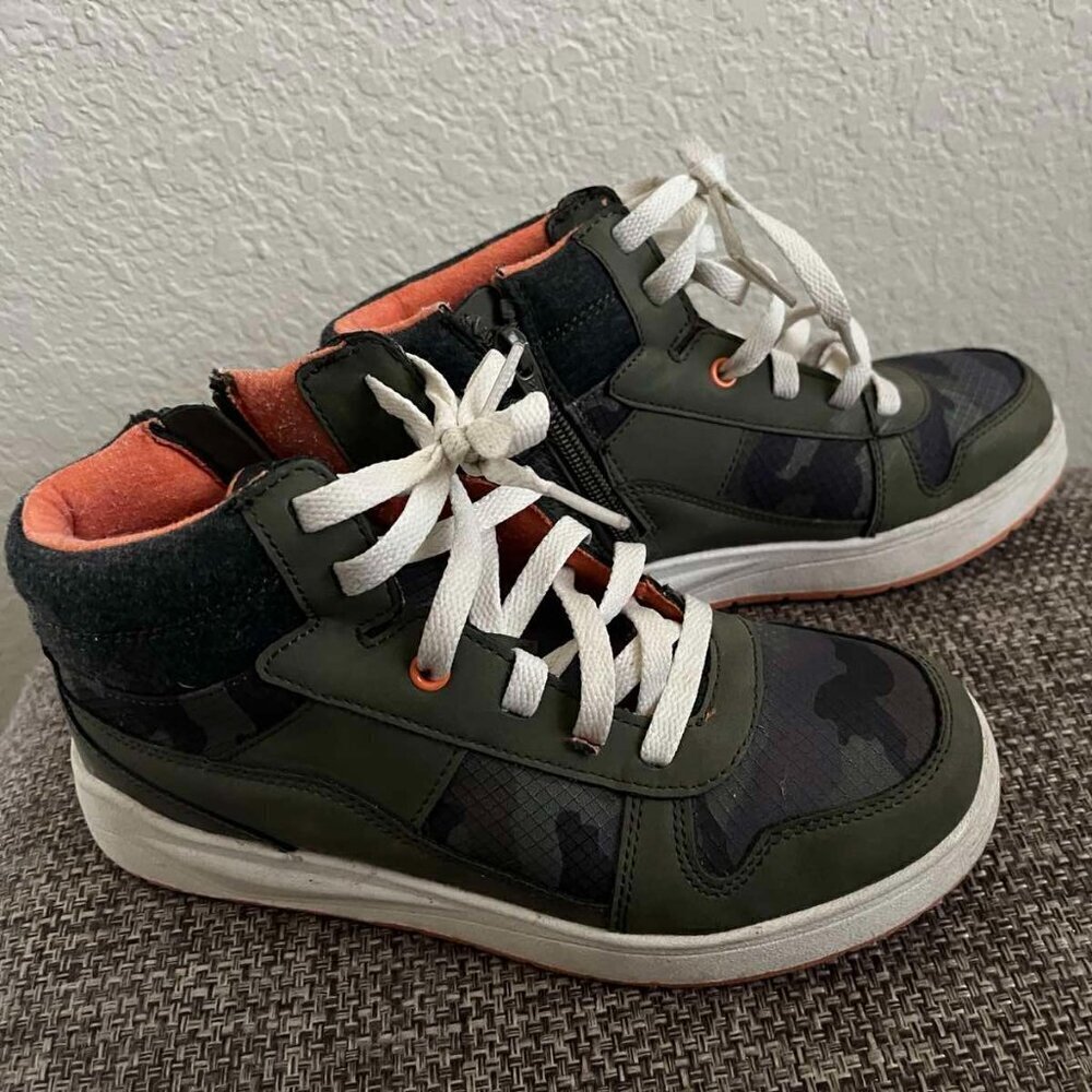 YOUTH BOYS CAT & JACK LEDGER SNEAKERS, SIZE 4- HIGH TOPS -